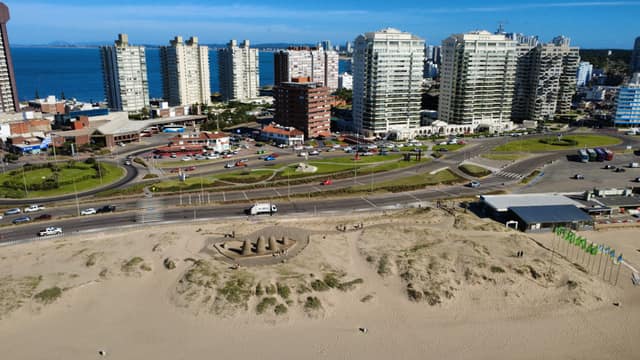Escultura La Mano (Los Dedos) en la Playa Brava, Punta del Este — 10