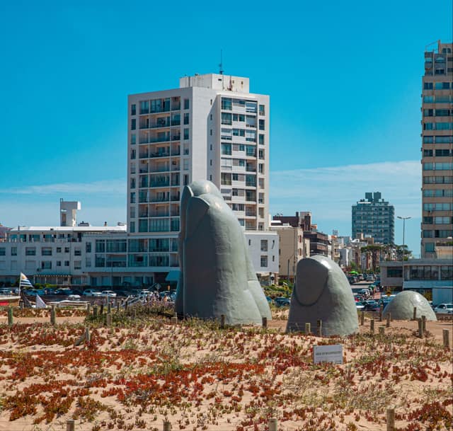 Escultura La Mano (Los Dedos) en la Playa Brava, Punta del Este — 11