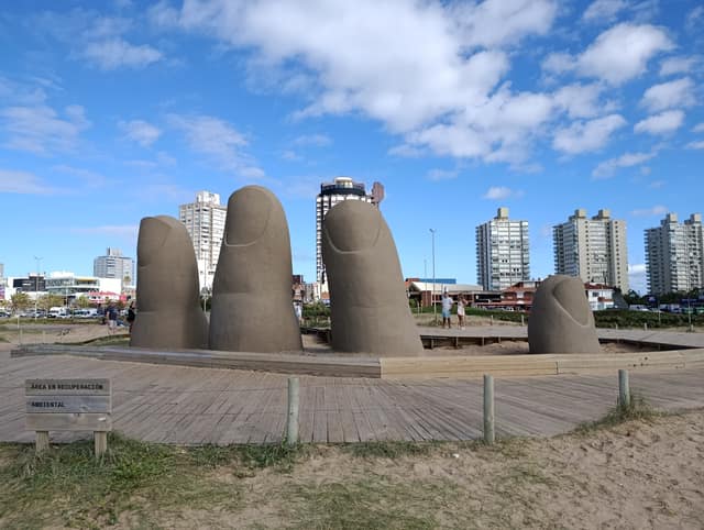 Escultura La Mano (Los Dedos) en la Playa Brava, Punta del Este — 12