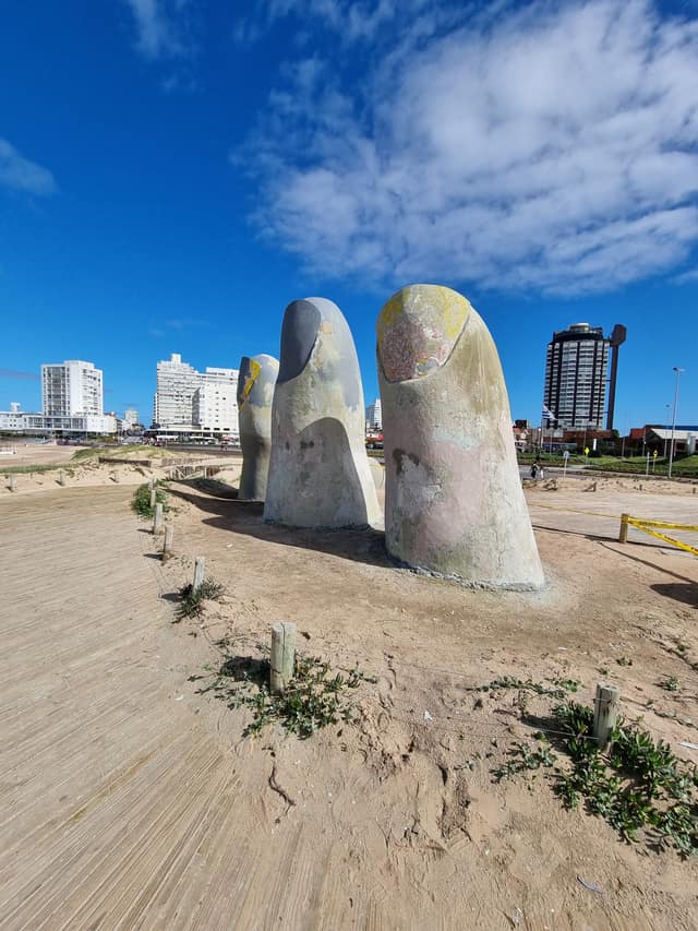 Escultura La Mano (Los Dedos) en la Playa Brava, Punta del Este — 13