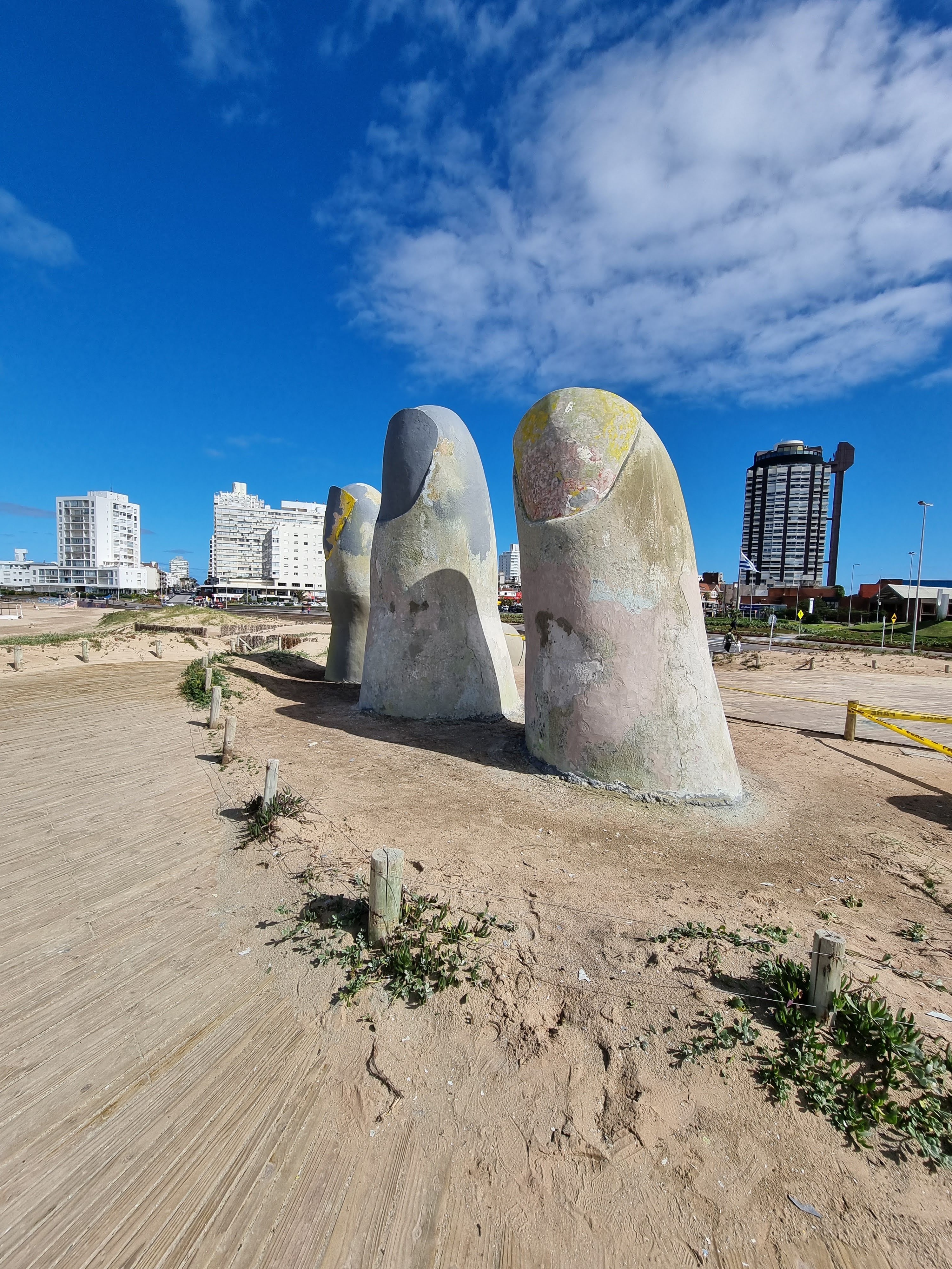 Escultura Los Dedos de Punta del Este en la Playa Brava