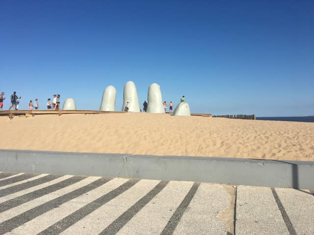 Escultura La Mano (Los Dedos) en la Playa Brava, Punta del Este — 14