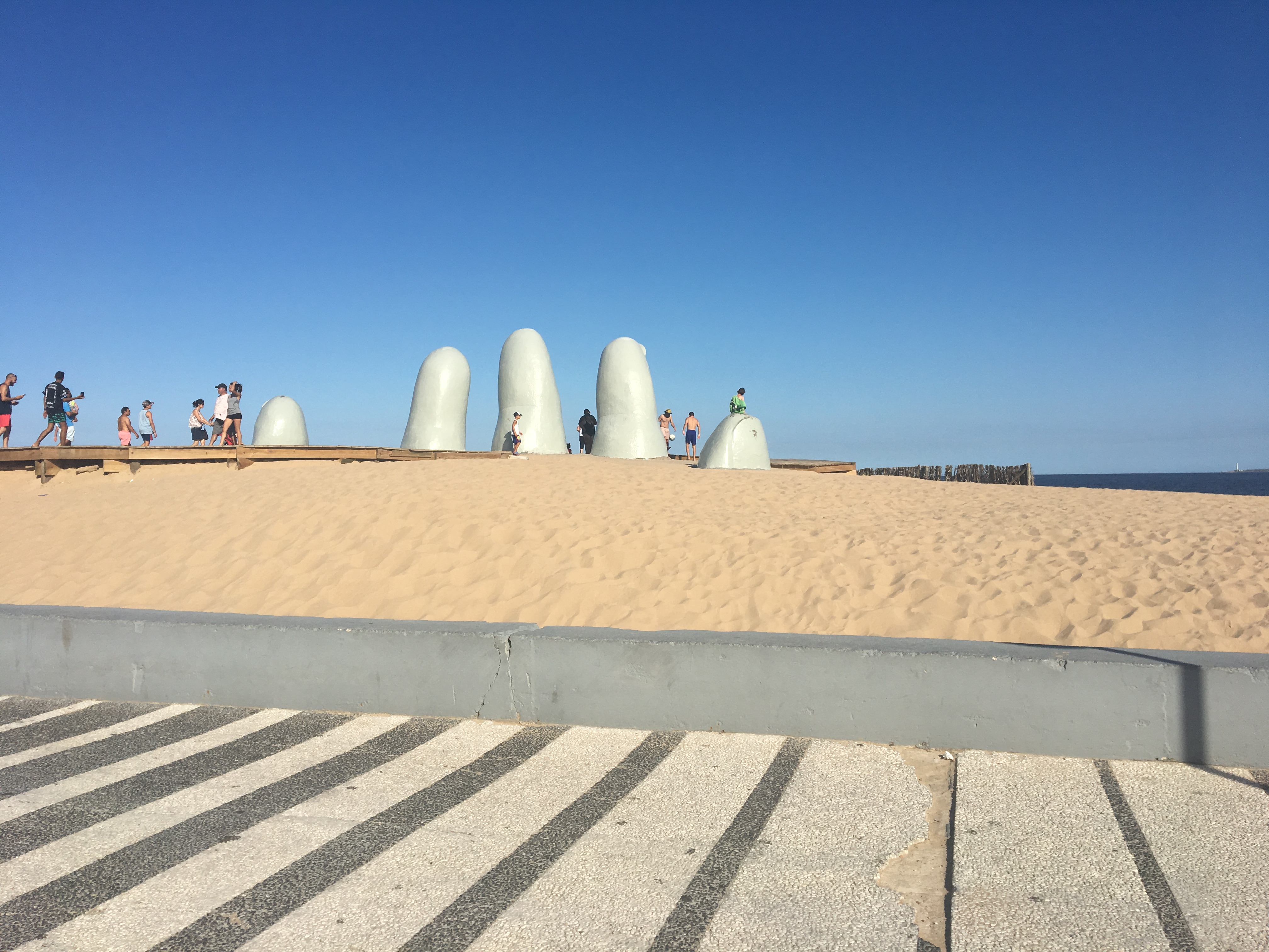 Escultura Los Dedos de Punta del Este en la Playa Brava