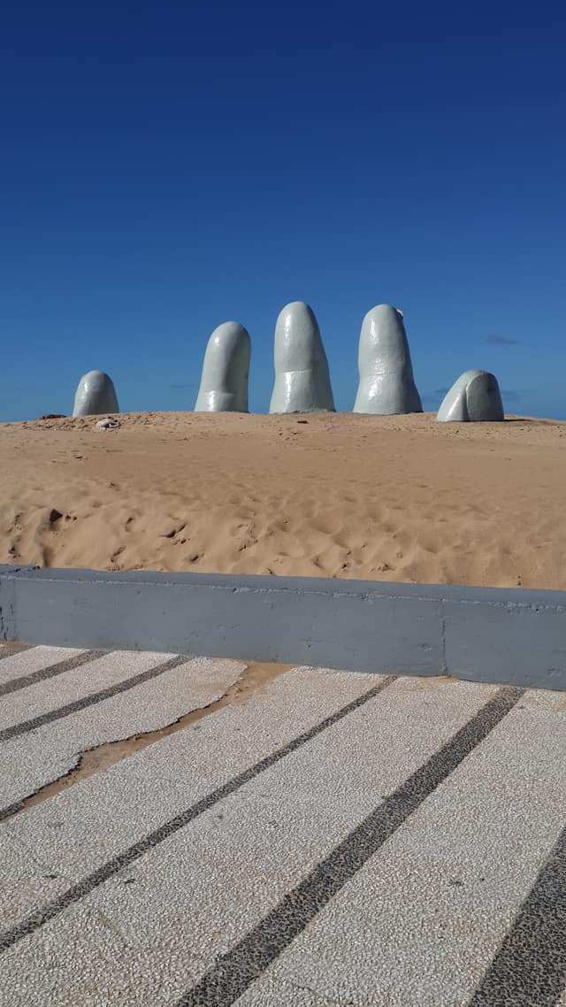 Escultura La Mano (Los Dedos) en la Playa Brava, Punta del Este — 15
