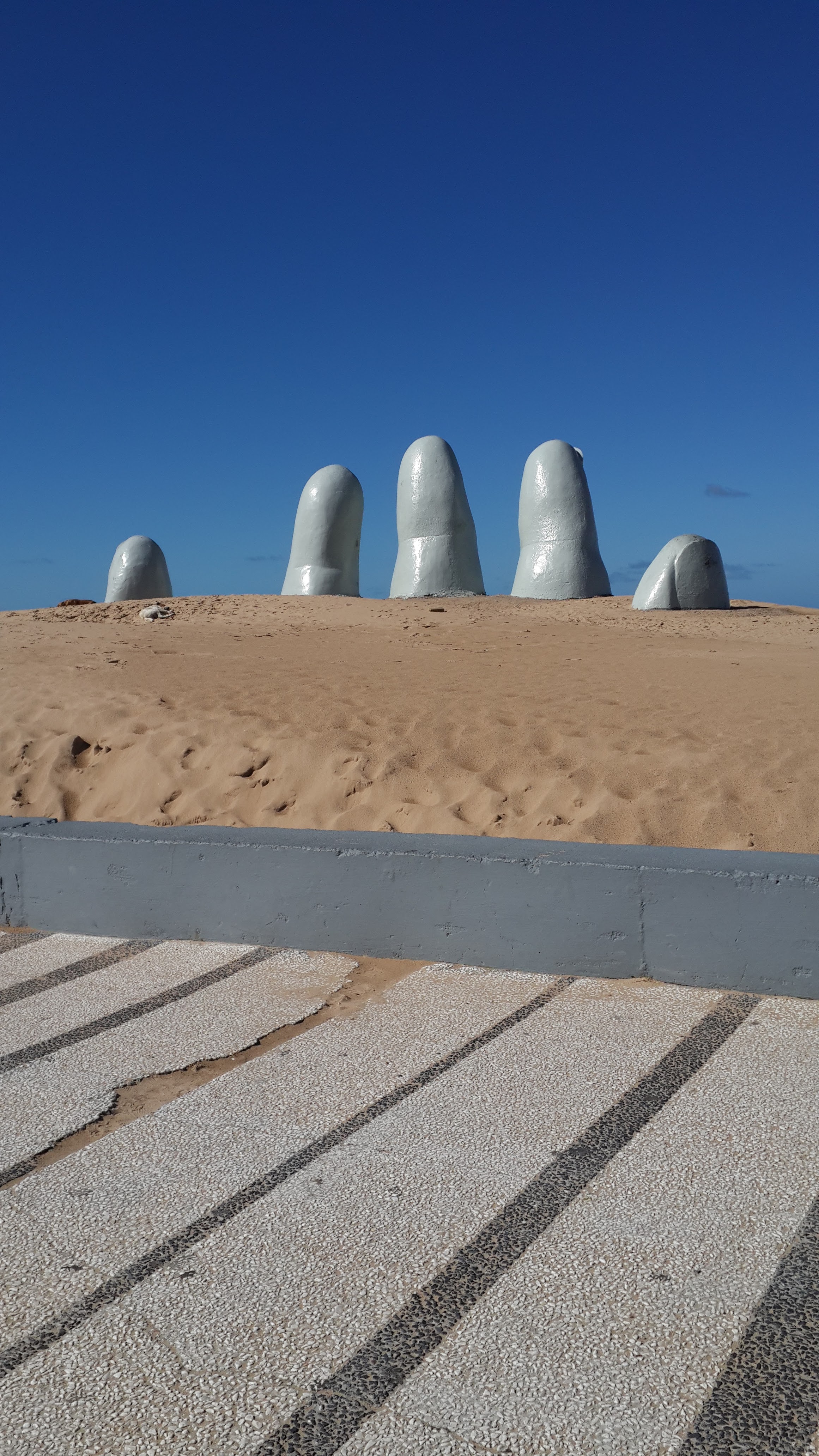 Escultura Los Dedos de Punta del Este en la Playa Brava