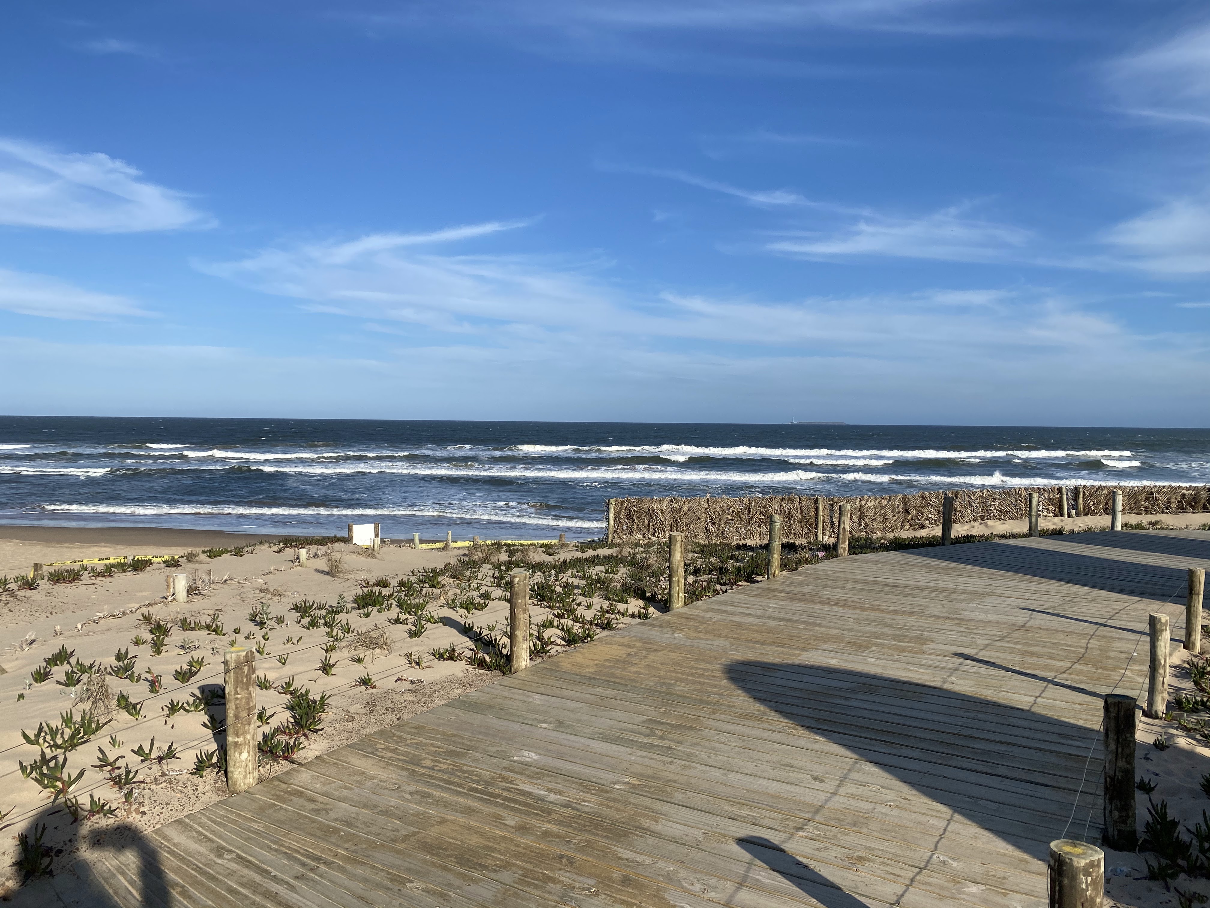 Escultura Los Dedos de Punta del Este en la Playa Brava