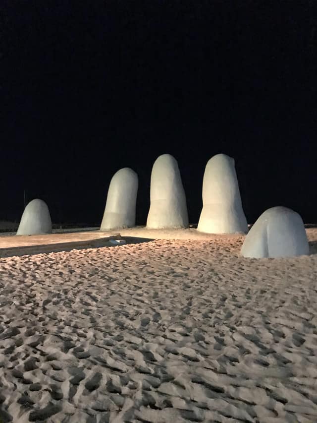 Escultura La Mano (Los Dedos) en la Playa Brava, Punta del Este — 17