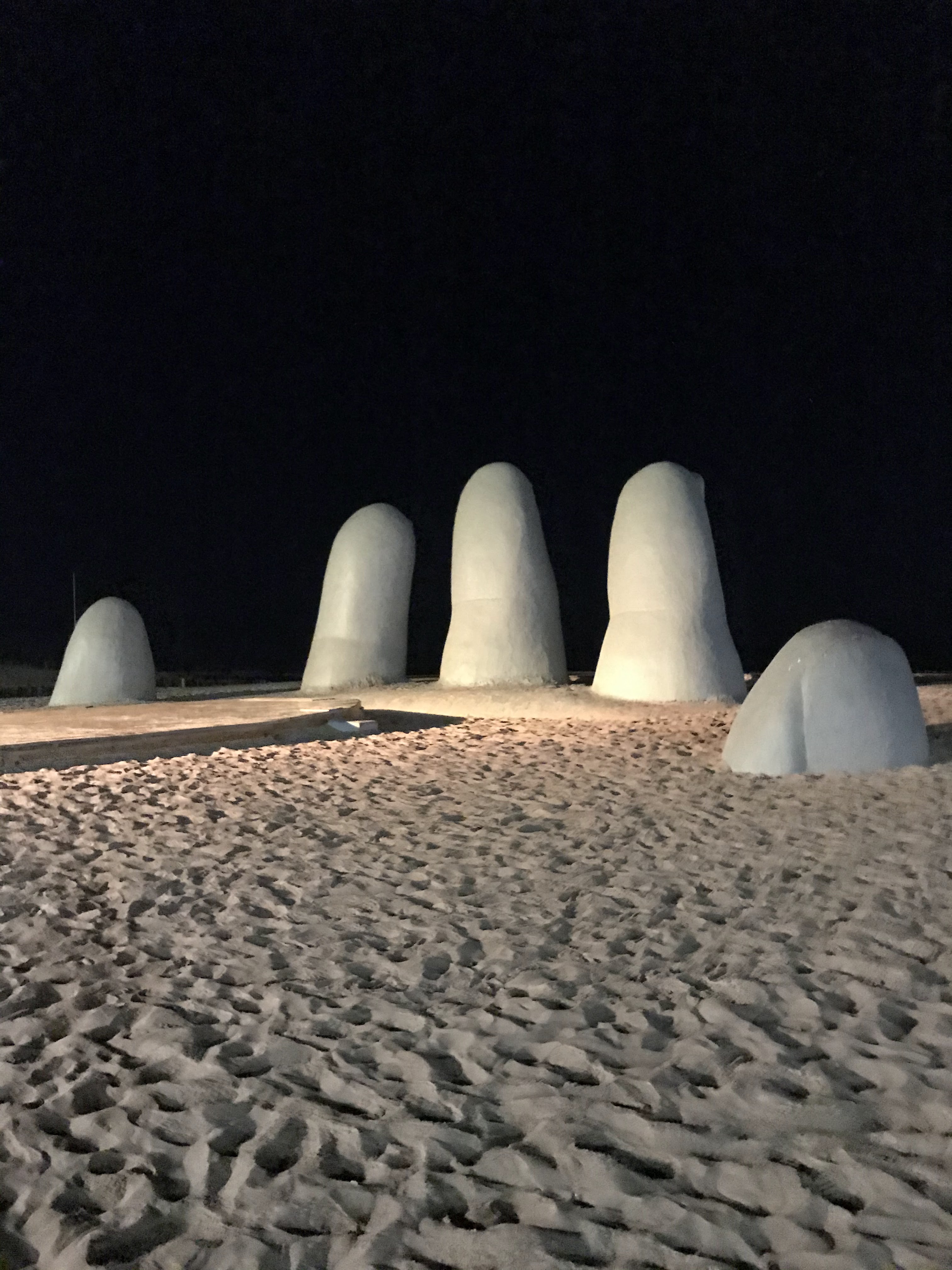 Escultura Los Dedos de Punta del Este en la Playa Brava