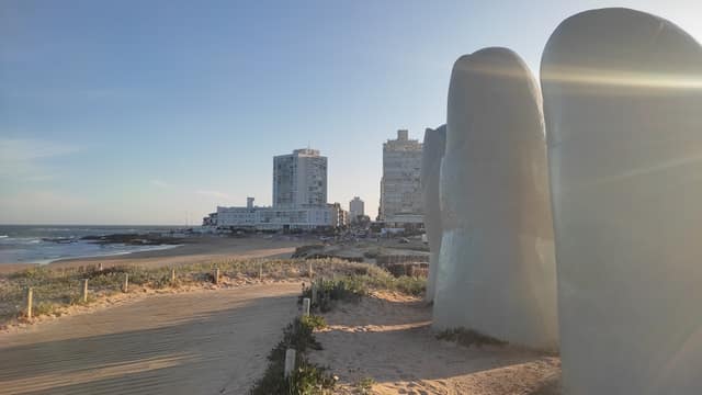Escultura La Mano (Los Dedos) en la Playa Brava, Punta del Este — 2