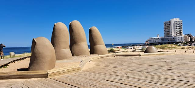 Escultura La Mano (Los Dedos) en la Playa Brava, Punta del Este — 3