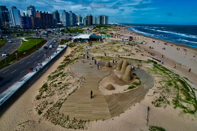 Escultura La Mano (Los Dedos) en la Playa Brava, Punta del Este — 4