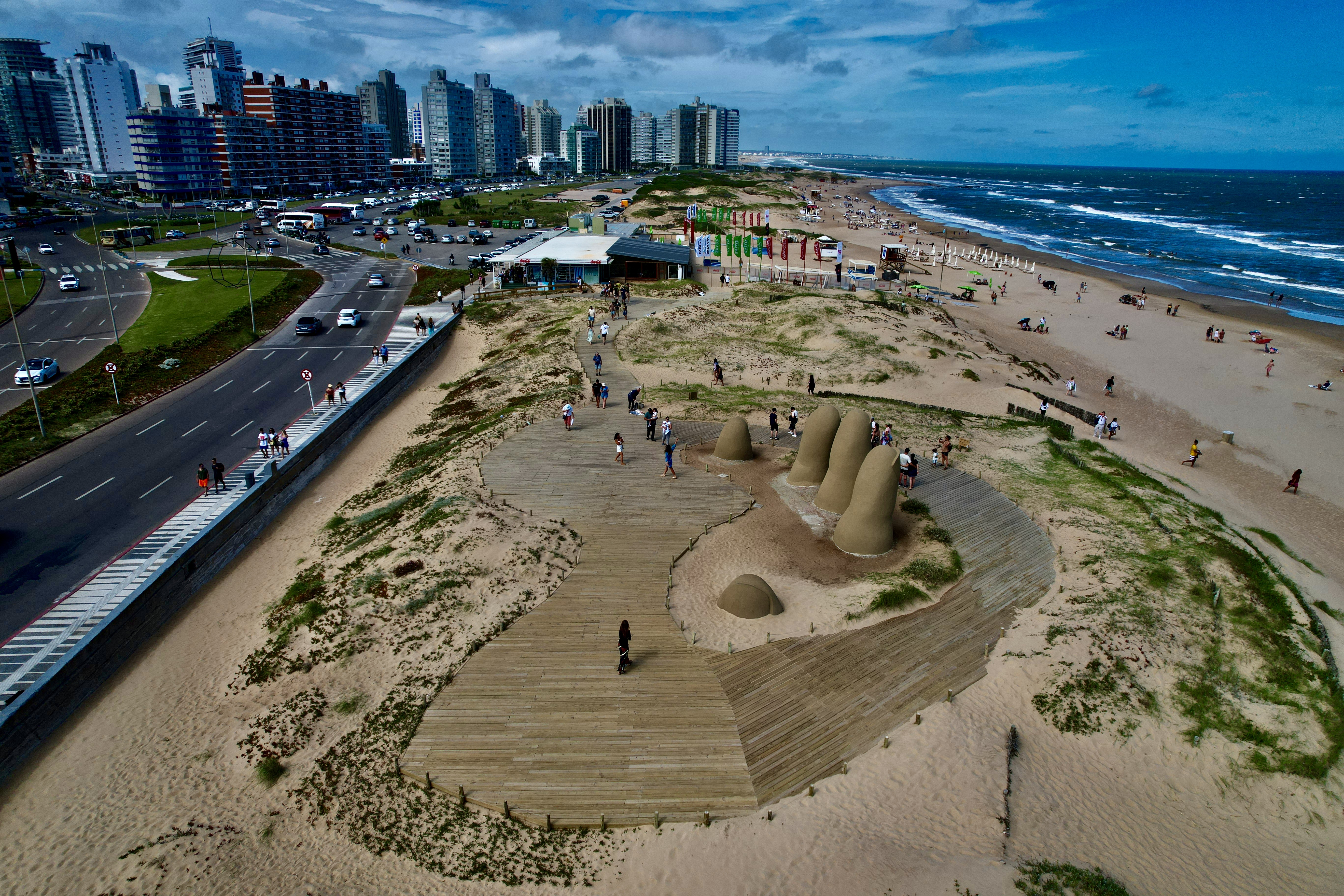 Escultura Los Dedos de Punta del Este en la Playa Brava