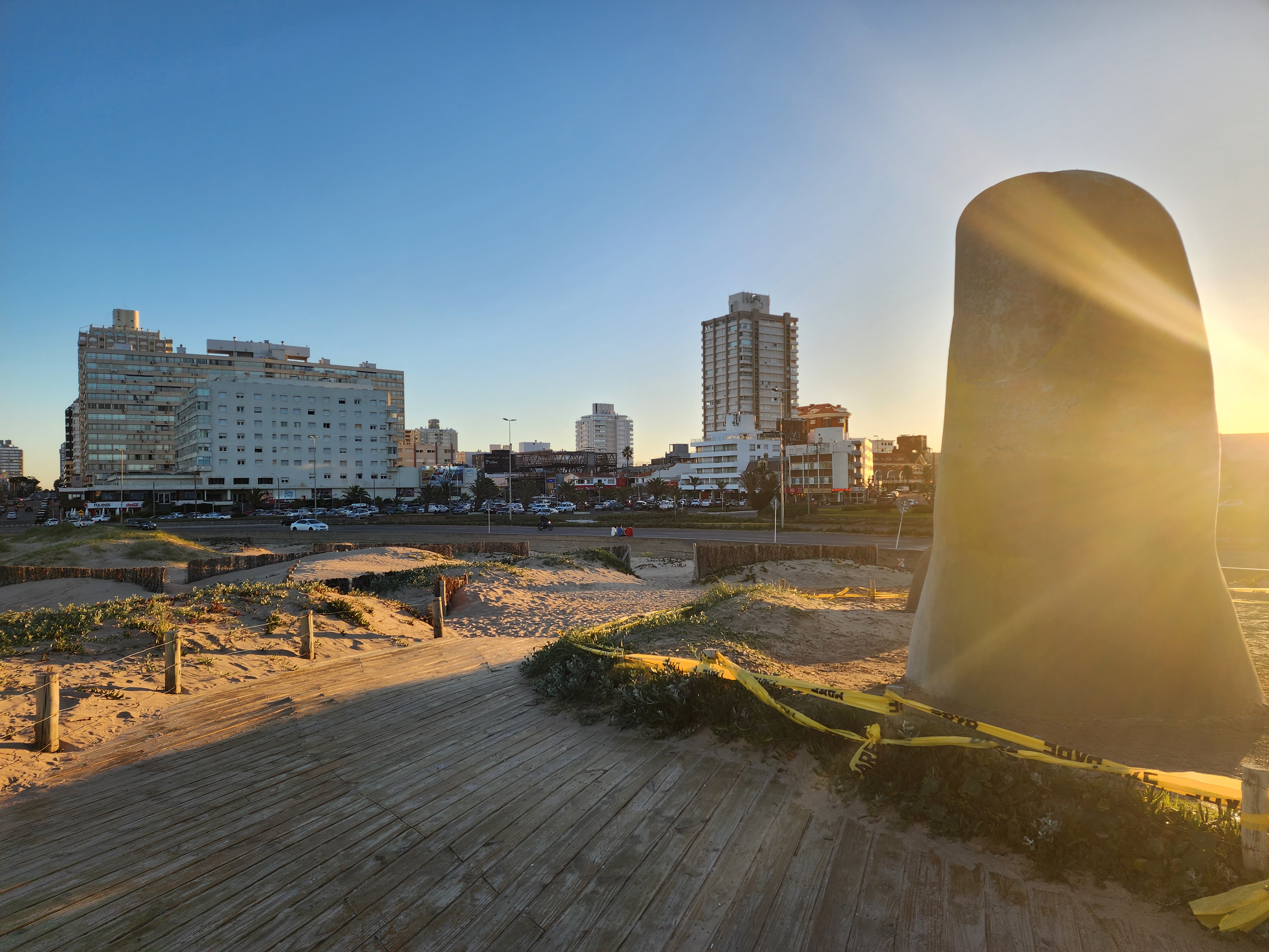 Escultura Los Dedos de Punta del Este en la Playa Brava