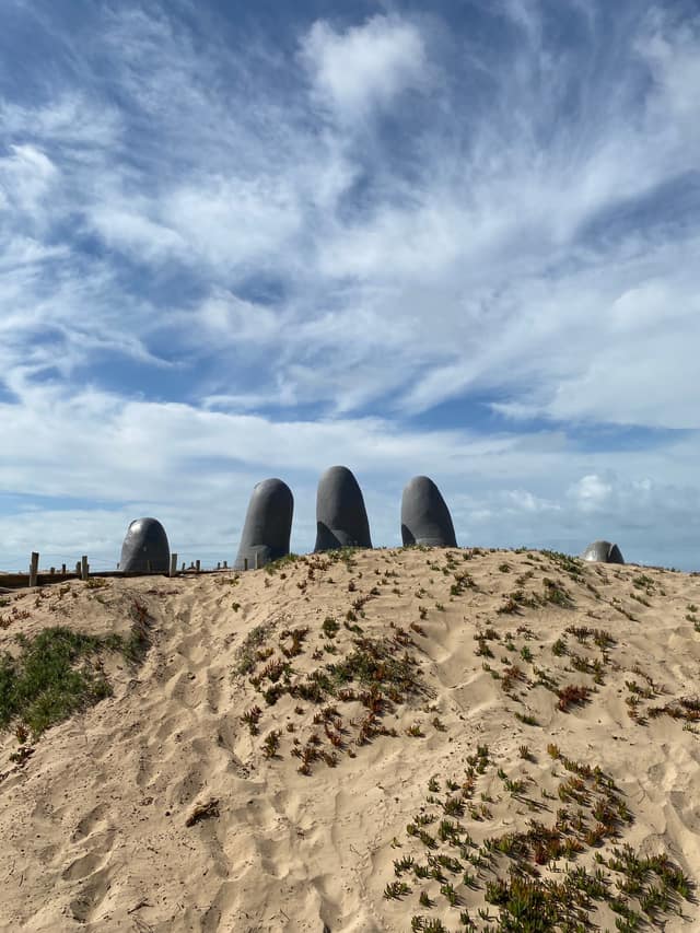Escultura La Mano (Los Dedos) en la Playa Brava, Punta del Este — 6
