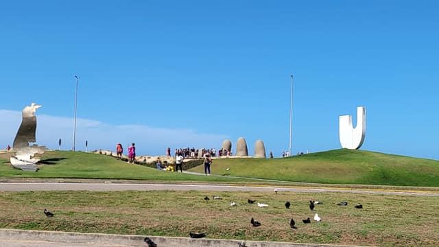 Escultura La Mano (Los Dedos) en la Playa Brava, Punta del Este — 7