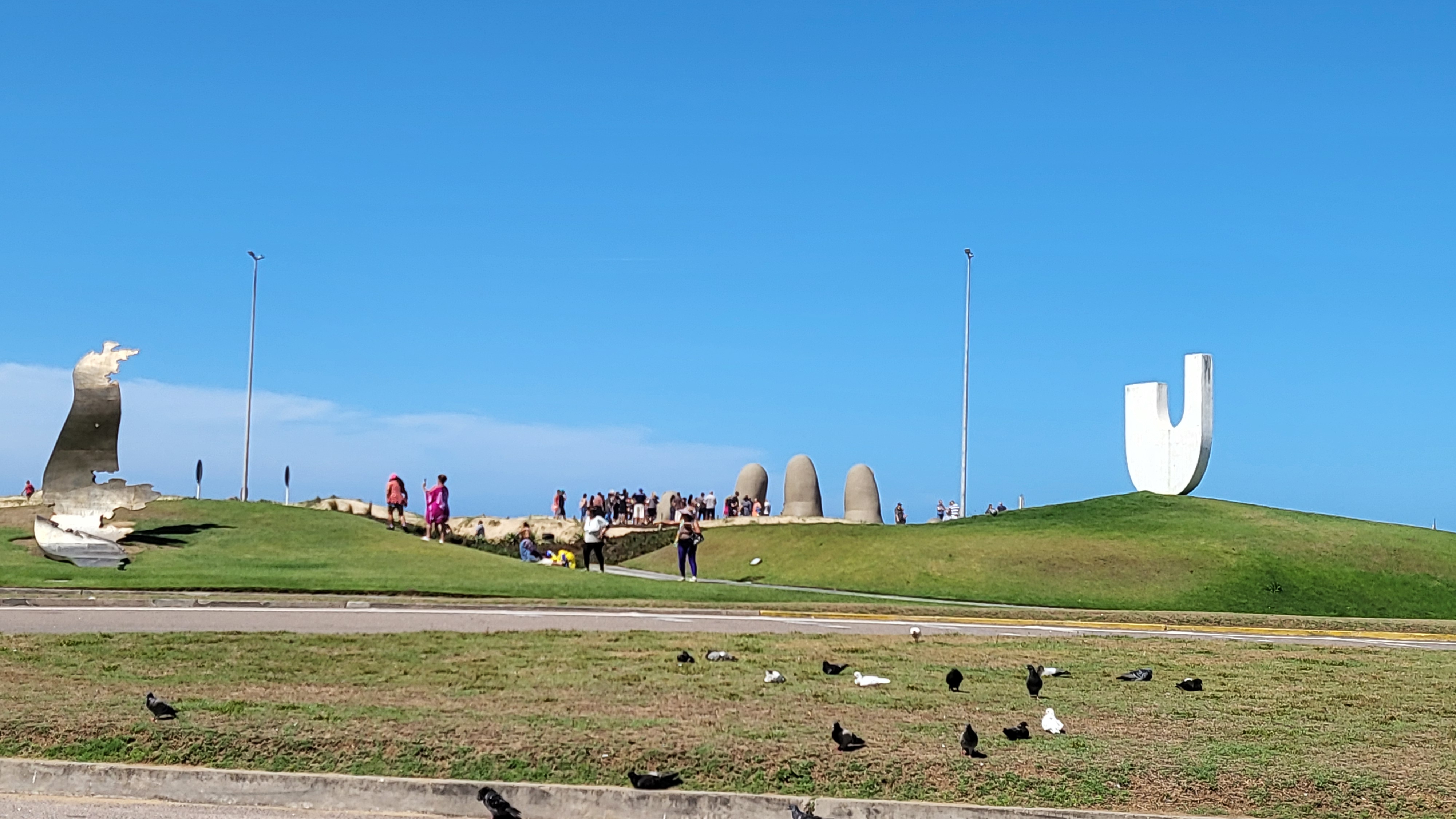 Escultura Los Dedos de Punta del Este en la Playa Brava