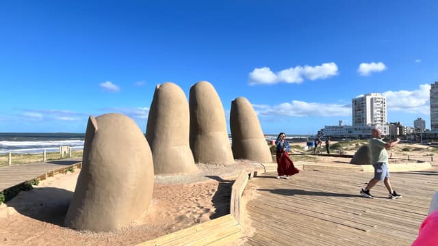 Escultura La Mano (Los Dedos) en la Playa Brava, Punta del Este — 8