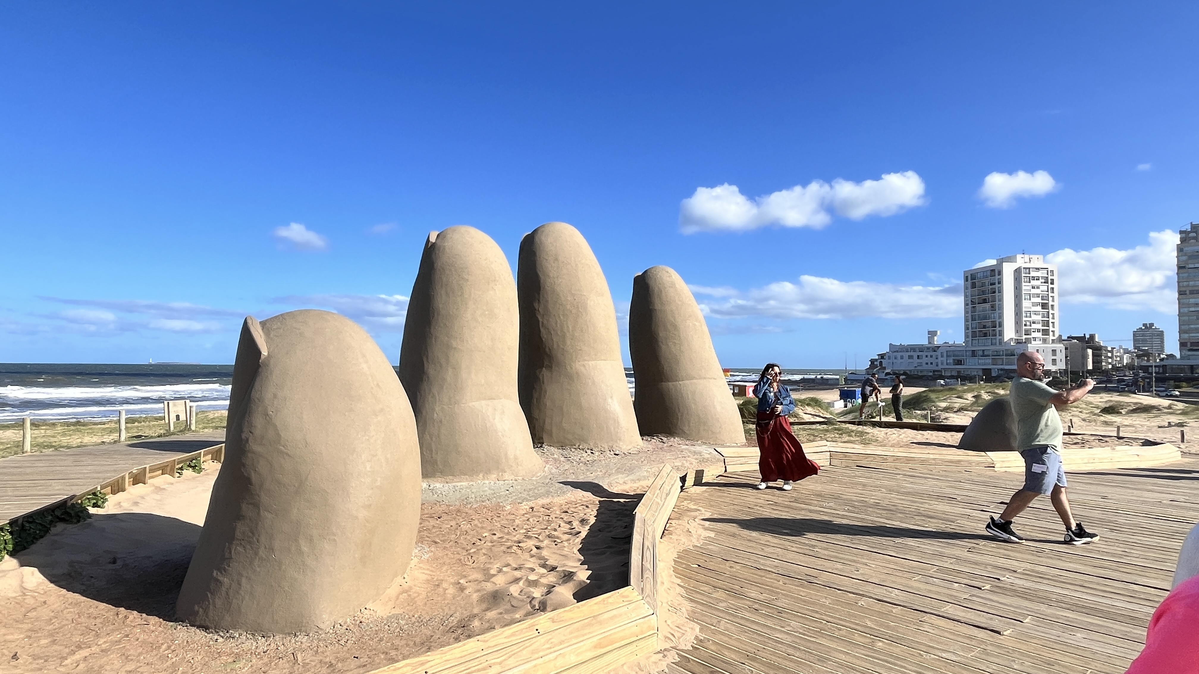 Escultura Los Dedos de Punta del Este en la Playa Brava