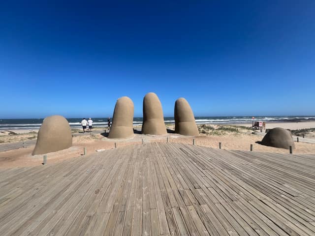Escultura La Mano (Los Dedos) en la Playa Brava, Punta del Este — 9