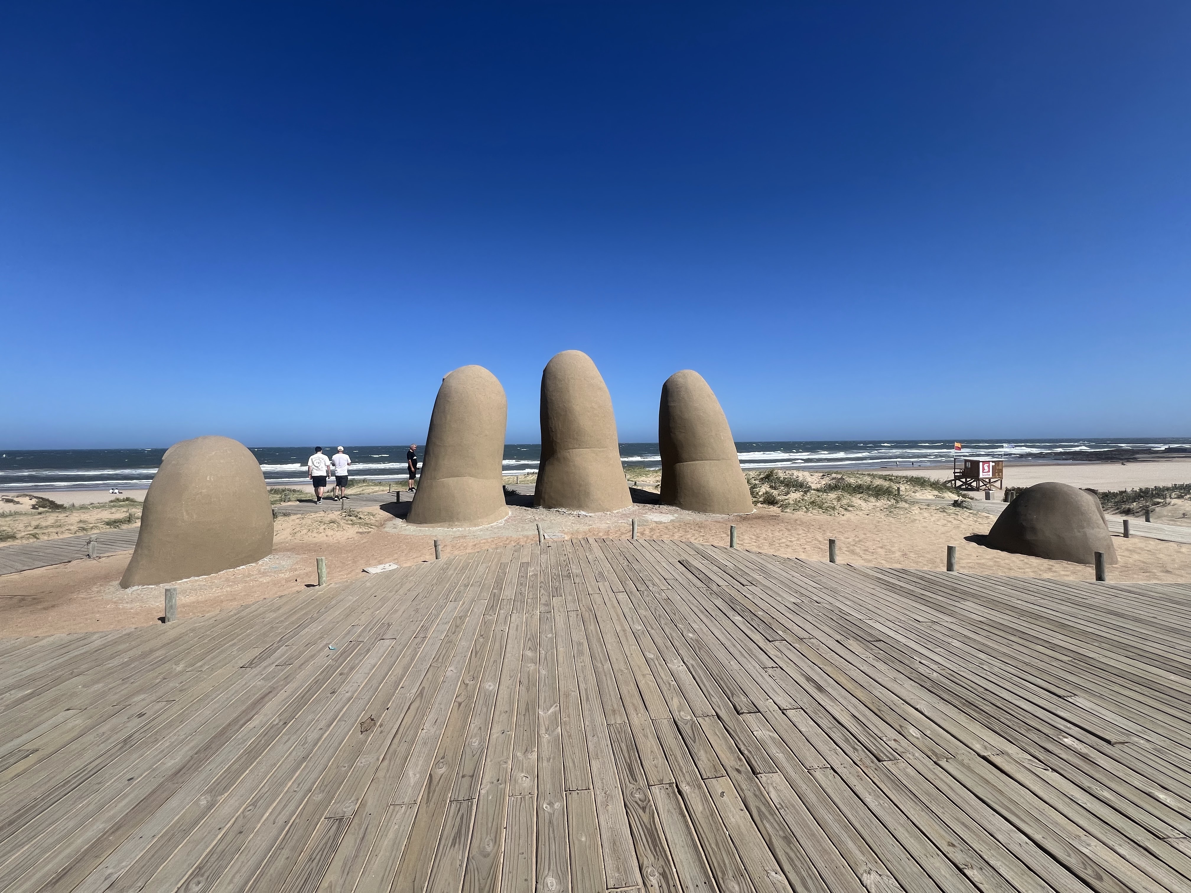 Escultura Los Dedos de Punta del Este en la Playa Brava